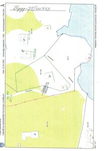 Situasjonsplan som viser tomtens grenser, nabotomter, skurestand, og bygningsplasseringer med koordinater.