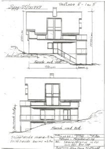 En håndtegnet fasadetegning (opprikk) av en bygning sett fra vest, med mål og notasjoner om snitt høyder.