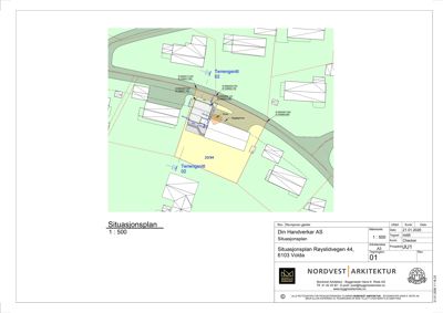 Situasjonsplan som viser bygningens plassering i forhold til omgivelsene, inkludert terrengsnitt og nabolag.