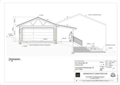 Snittegning som viser bygningens høyde, terrengforhold og trapp opp til verandaen.