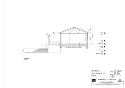 Snittegning (Snitt AA) som viser bygningens tverrsnitt, høyder, trapp og fundament.