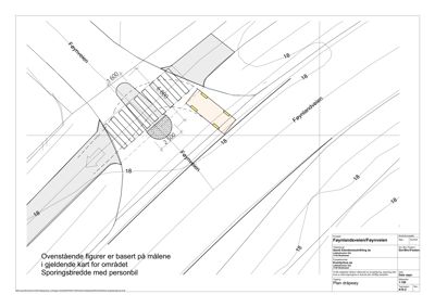 Situasjonsplan som viser plassering av en bygning i forhold til veier (Føyneveien og Føyneåveien), med angitte mål for kjørefelt og parkeringsplasser.