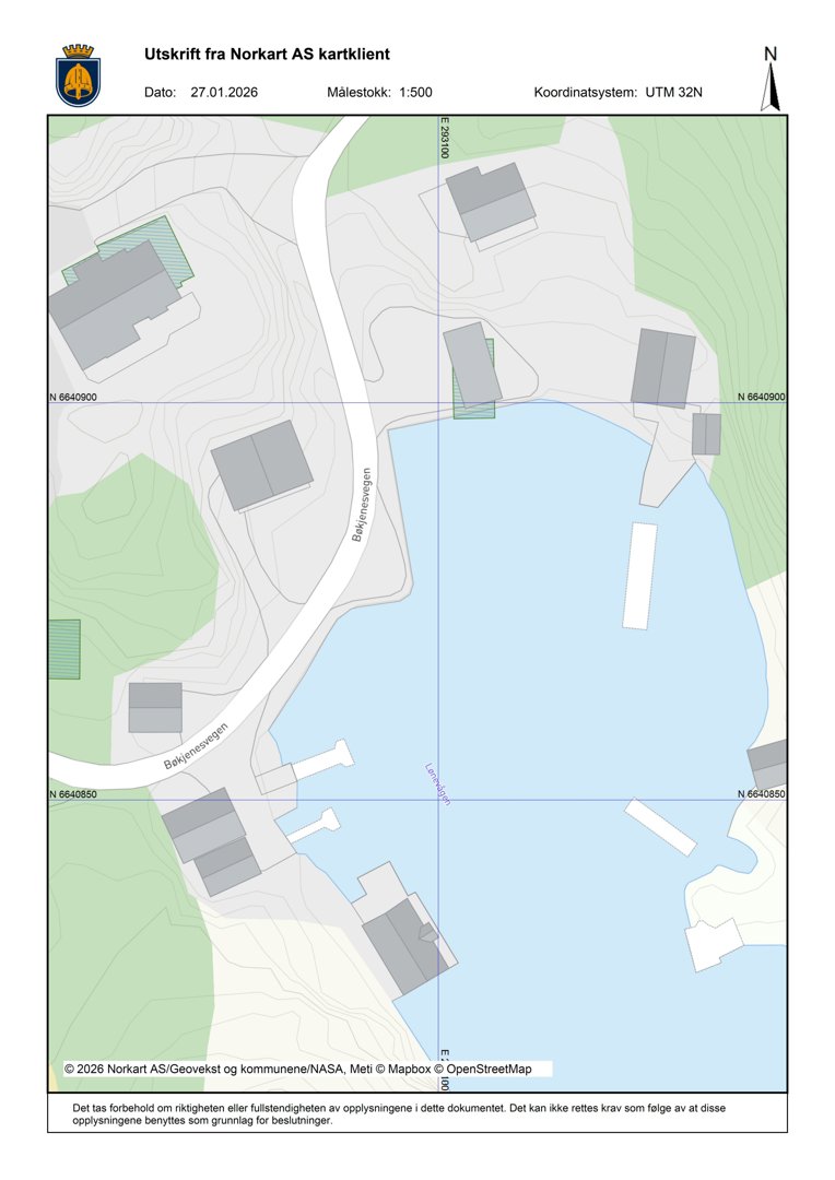 Kartutsnitt (situasjonskart) som viser topografi, vegnett, vann og eksisterende bygninger i et område.