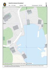 Kartutsnitt (situasjonskart) som viser topografi, vegnett, vann og eksisterende bygninger i et område.