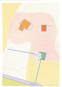Situasjonsplan som viser tomtens form, grenser, høydeforskjeller (konturlinjer) og plassering av bygninger.
