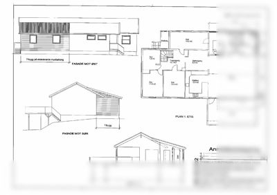 En anmelde- og tegningspakke som viser etasjeplan (PLAN 1. ETG), fasader (MOT ØST og SØR) og et snitt (SNITT A-A) for en tilbygg.