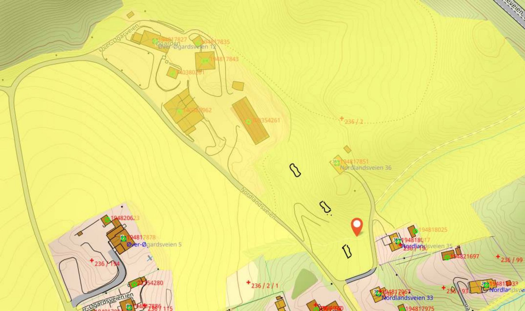 Et digitalt kart (topografisk) som viser terrengform, vegnett og eiendomsinndeling med adresser.