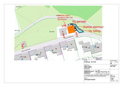Situasjonsplan som viser tomtens beliggenhet, nabolag, høydemålerkurver og planlagte endringer i terrenget (fylling, garasje).