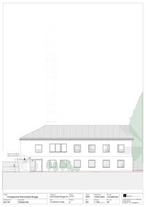 Fasadetegning av en bygning med oppriss, vinduer og terrenglinje.