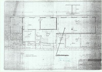 Etasjeplan med romfordeling, arealoppdelinger og notasjoner om fester og vinduer.