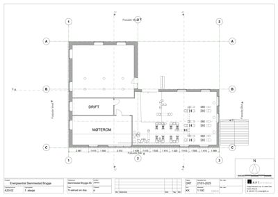 Etasjeplan (1. etasje) som viser romfordeling, veggposisjon og møbeloppsett for et bygg.