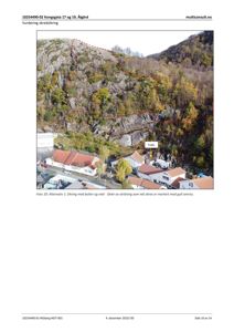 Et fotografi av en skråning med boliger i forgrunnen, markert med et rødt omriss og en 'Trafo'-merking.