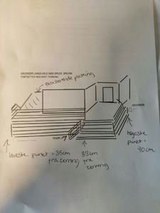 En håndtegnet snittegning som viser etablering av en terrasse med trapp, gelender og relasjon til eksisterende plattform og terreng.