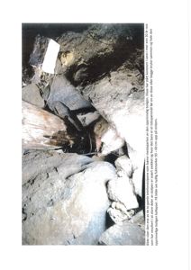 Fotografi av en innsnevret, steinete passage eller rom med en hvit, rektangulær gjenstand (sannsynligvis en betongstøpeform eller en del av en konstruksjon) i øvre venstre hjørne. Bildet viser tydelig en fysisk tilstand eller et funn på byggeplass.