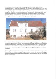 Fotografi av en hvit, toetasjes bolig med rødt tak og flere vinduer, sett fra siden.