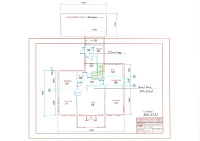 Etasjeplan (1. etasje) som viser romfordeling, dimensjoner og plassering av en bolig med tilhørende bygninger.