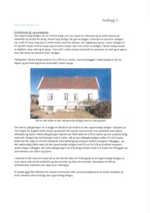 Fotografi av en hvit, to-etasje bolighus med rød takflate, sett fra en vinkel som viser både fasade og en del av siden.