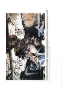 Fotografi av en steinmur (grunnmur) med en rød sirkel som markerer et område med holdsteiner og kollaps.