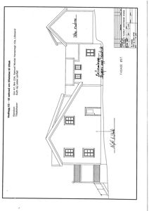 Tegning av fasade ØST for en bygning, inkludert vinduer, dører, takform og trapp. Tegningen viser også eksisterende bygning og nye tilleggsbygninger.