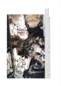 Fotografi av en steinmur med markerte områder (røde sirkler) og en tekstbeskrivelse om grunnmuren.