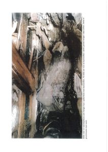 Fotografi av en bærebjelke som henger i spikerfeste mot bunnsvillen i et bunnsvillhus.