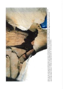 Fotografi av en gammel telefonstolpe med stein- og trekonstruksjon