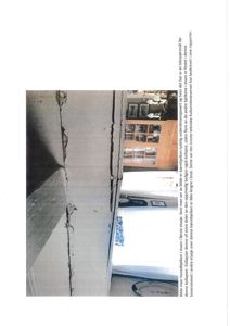 Fotografi av en betongbjelke med store sprekker i et interiør.