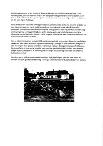 Sort-hvitt fotografi som viser en tomte med gamle frukttrær og en bygning i bakgrunnen, sannsynligvis før eller under ombygging.