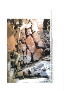 Fotografi av en grunnmur mot vest som viser holdstein mellom bindemiddelene. Bildet er merket med en rød ring for å vise en kritisk del av muren.