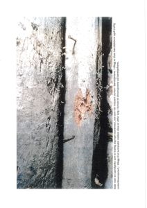 Fotografi av en bærebjelke i en stukkmur som viser skader og redusert styrke.