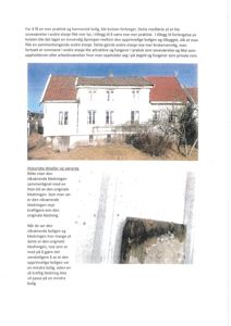 Fotografi av en hvit villa med rødt tak sett fra foran, med tekst om bygningens historie og utvidelse.