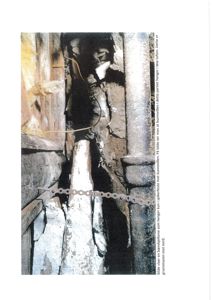 Fotografi av en bærebjelke som henger kun i spikerfeste mot bunnsvillen i dette partet. Bildet viser også en pipe og en vegg.