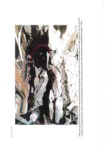 Fotografi av grunnmuren med tekstbeskrivelse og en markering (rød sirkel) som peker på et område.