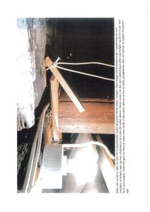 Fotografi av en teknisk løsning (kiler) for å løfte en bolig, med tilhørende tekstbeskrivelse.