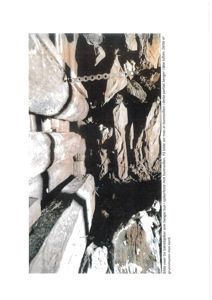 Fotografi av en konstruksjon med store trebjelker og steinmur, med tekstbeskrivelse om at det er grunnmuren mot nord.