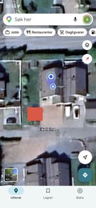 Satellittbilde fra Google Maps som viser et område med bygninger og gater.