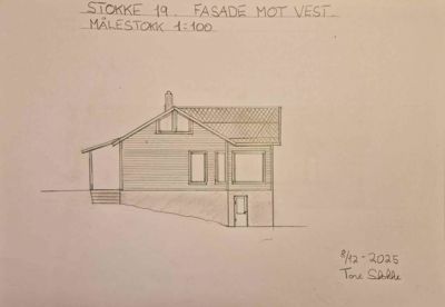 En håndtegnet fasadetegning av en bygning sett fra vest, med oppgitt målestokk 1:100.