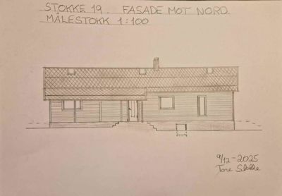 En håndtegnet fasadetegning av en enebolig sett fra nord, med tegningens tittel og målestokk skrevet øverst.