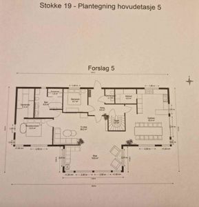 Plantegning av hovedetasjen for Stokke 19, som viser romfordeling, dimensjoner og areal.