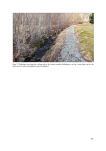 Fotografi av et bekkeløp med en grusbelagt kant, inkludert en tekstbeskrivelse under bildet.