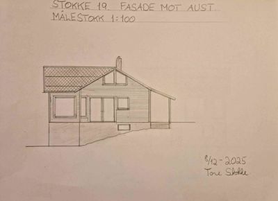 En håndtegnet fasadetegning (opprikk) av en bygning sett fra øst, med tegningens tittel og målestokk skrevet inn.