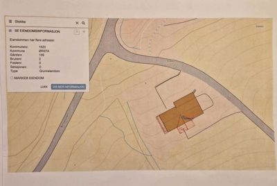 Situasjonsplan som viser eiendomsinformasjon (adresse, bruksnr, festensnr) og en tegning av bygningens plassering i forhold til vei og terreng.
