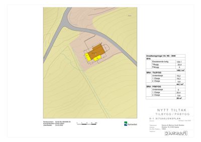 Situasjonsplan som viser bygningens plassering på tomten i forhold til veier og terrenget, med arealberegninger.