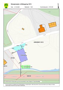 Situasjonsplan som viser tomtens grenser, naboeiendommer, veier og plassering av bygninger.