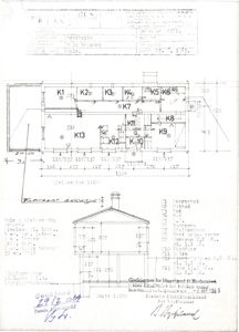 Etasjeplan (etasjeplan) med romnummerering, dimensjoner og en snittegning av bygningen.