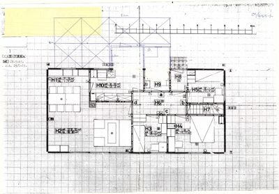 Etasjeplan som viser romfordeling, veggposisjon og arealoppdelinger for et hus.