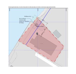 Situasjonsplan som viser tomtens form, grenser (røde streker), eksisterende og planlagt bygning (grå felter), samt en blå linje som sannsynligvis representerer et vannløp eller en vei. Teksten beskriver utvidelse av kai og fjerning av eksisterende hus.