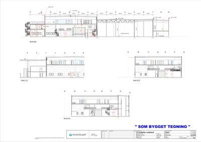Bildet viser en samling av snittegninger (Snitt B-B, C-C, D-D, E-E) for en bygning, inkludert mål og konstruksjonsdetaljer.