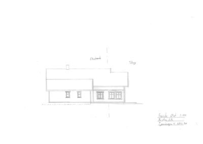 En håndtegnet fasadetegning som viser bygningens utseende sett fra øst. Tegningen inkluderer en skisse av eksisterende del ('Eksisterende') og en planlagt utvidelse ('Tilbygg').