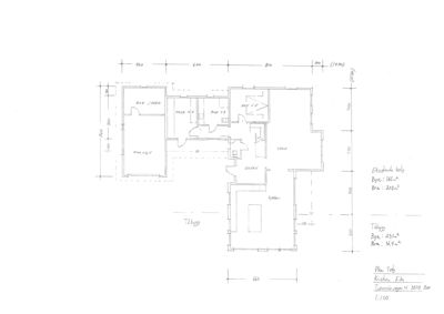 En håndtegnet etasjeplan (1:100) som viser romfordeling, dimensjoner og arealoppdelinger for en bygning.